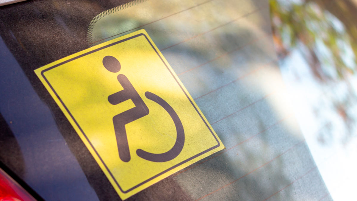 Автомобиль со знаком инвалид. Инвалидный знак на автомобиль. Табличка для инвалидов. Наклейка инвалид. Наклейка инвалид для авто.