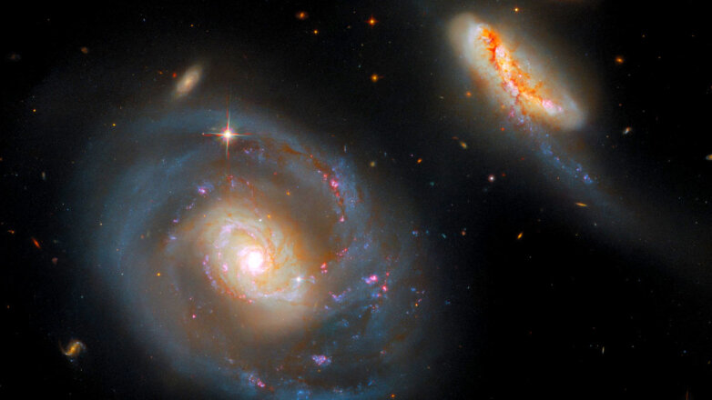 Телескоп Хаббл снял две галактики