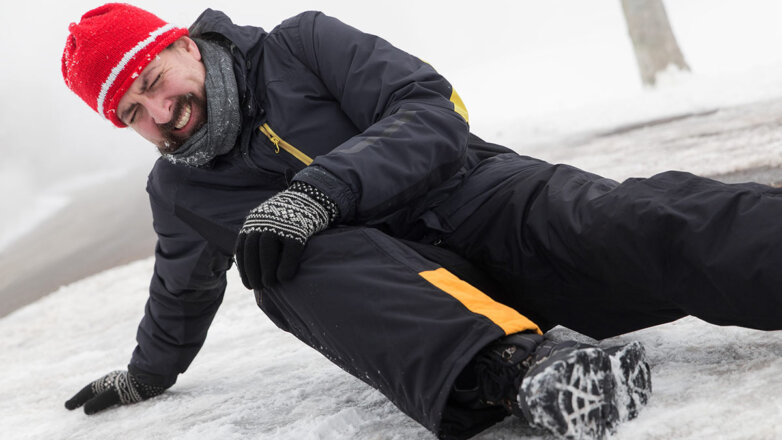 Что делать в случае получения травмы при падении на лед: советы врача