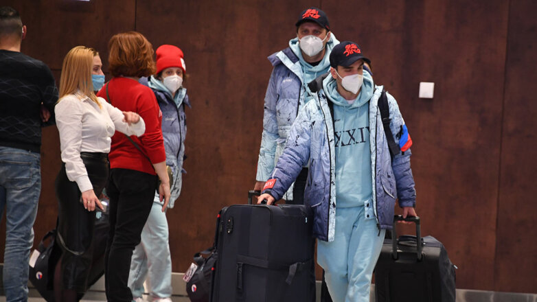 "Золотой рейс" с российскими олимпийцами с задержкой вылетел на родину из Пекина
