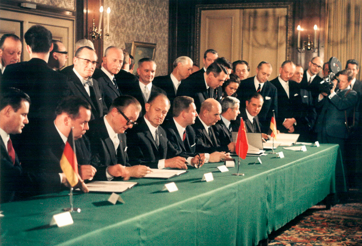Подписание первого контракта на поставку природного газа из СССР в Германию