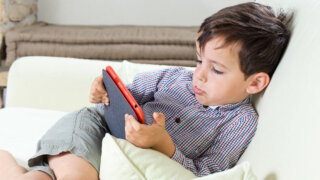 Мужчина случайно оставил город без интернета, пытаясь заблокировать доступ сыну к соцсетям