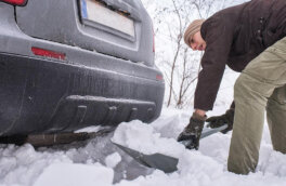 Что делать, если автомобиль застрял в сугробе: советы водителям