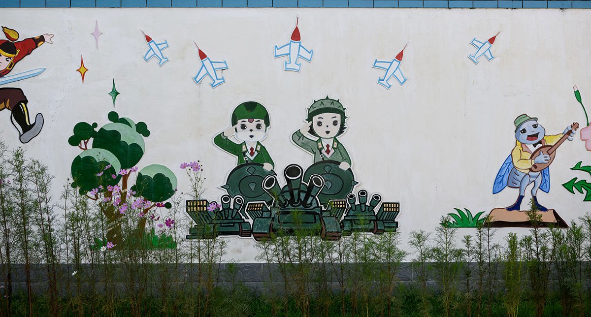 Рисунок на стене с персонажами из мультфильма Белка и Ежик в Северной Корее