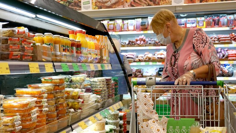 Покупательница выбирает продукты в супермаркете