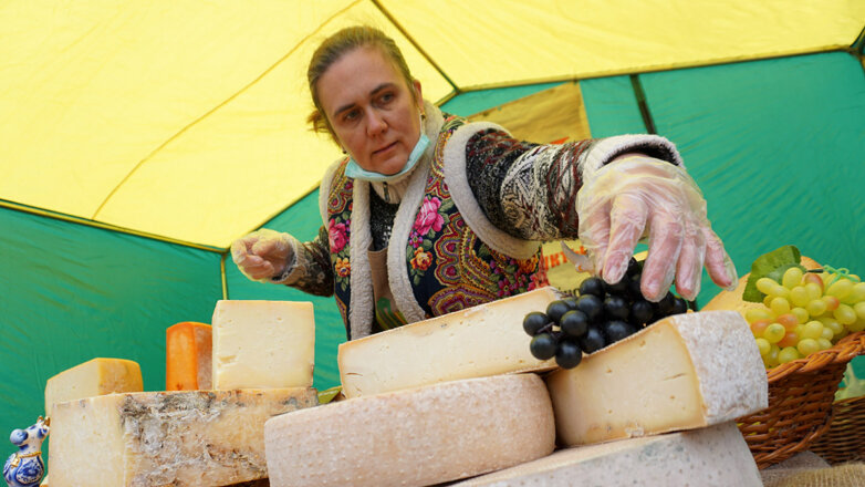 Продажа фермерского сыра на продовольственной ярмарке.