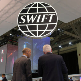 Евросоюз отключил от SWIFT "Точку", "Ак Барс", "Уралсиб", "Синару" и ряд других банков