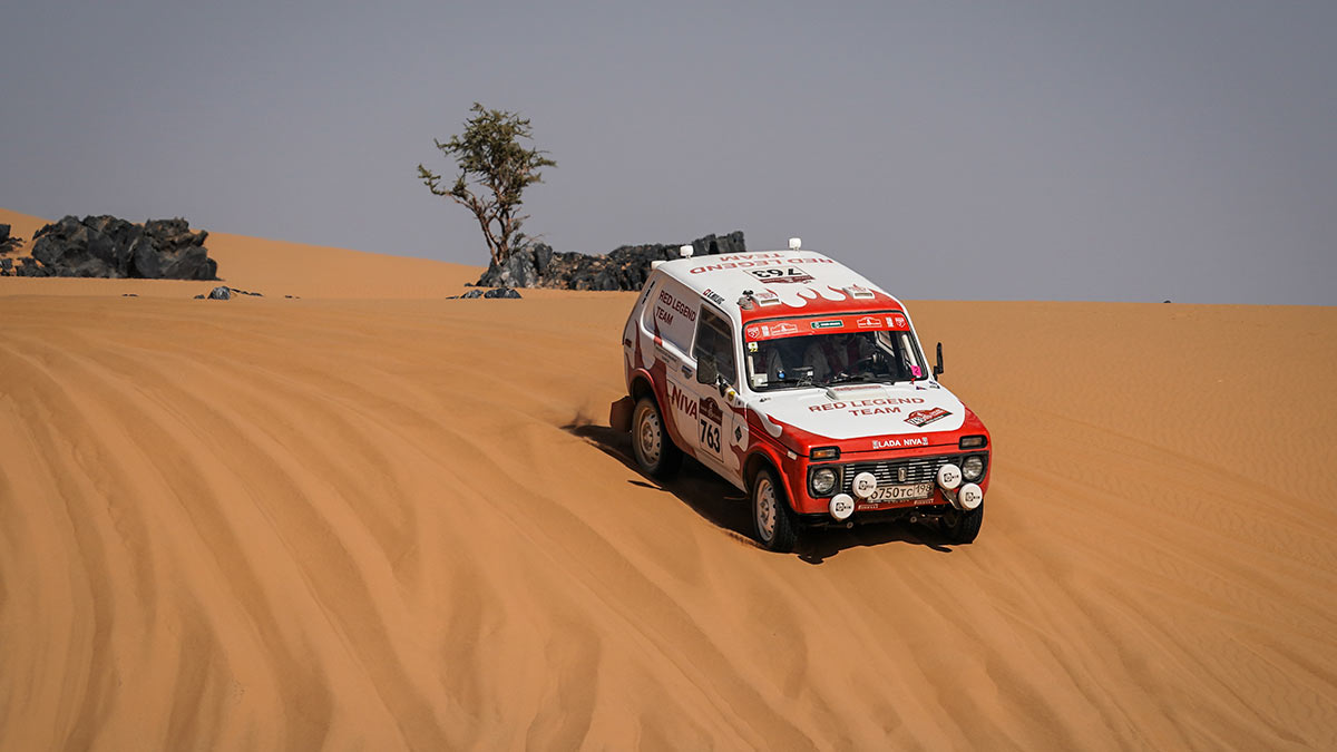 Автомобиль Niva в ралли-марафоне Dakar-2022
