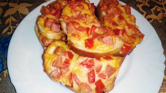 30 минут на кухне: горячие бутерброды с сосисками под пикантным соусом