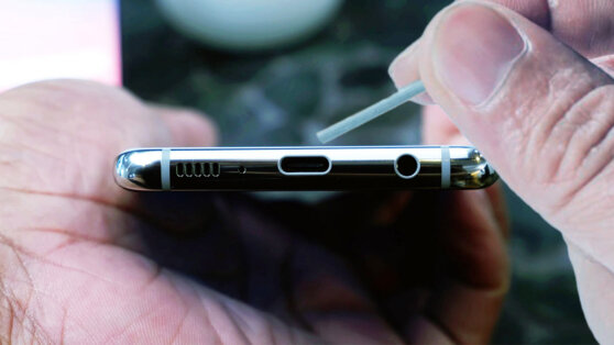 Как быстро и просто очистить разъем смартфона от пыли: необычная хитрость