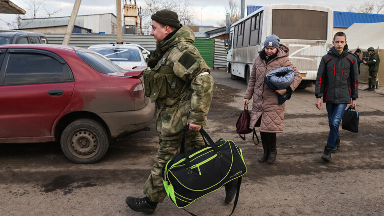 Эвакуированные из Мариуполя мирные жители в ДНР