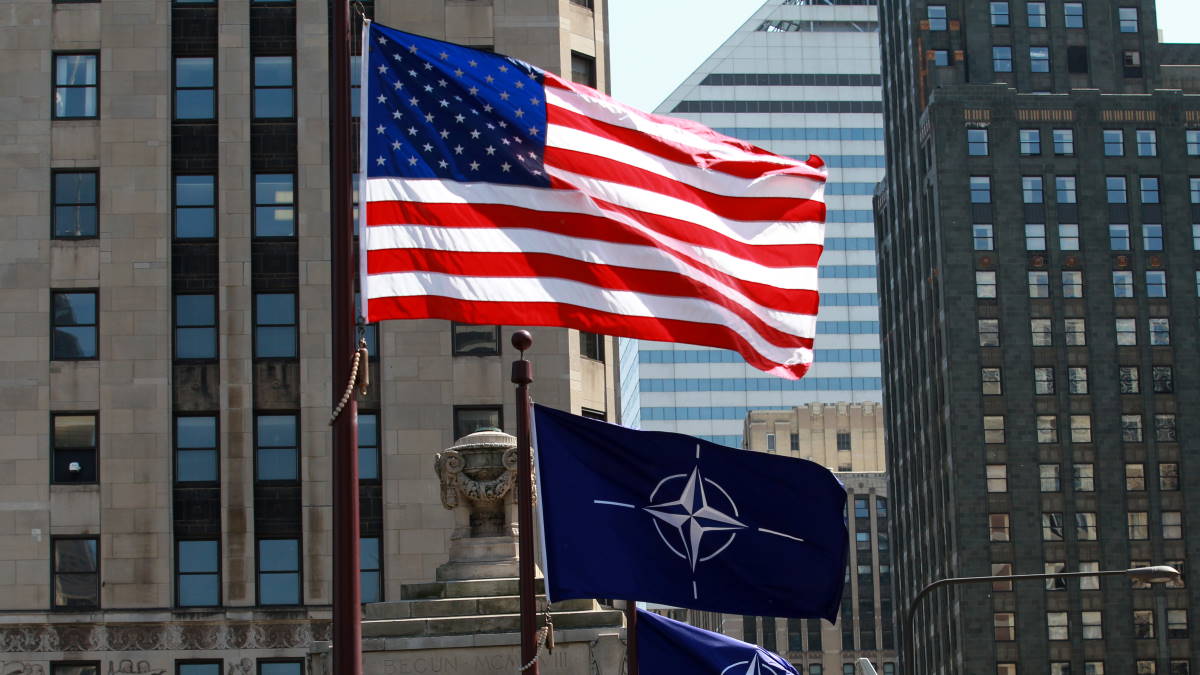 Флаги США и НАТО