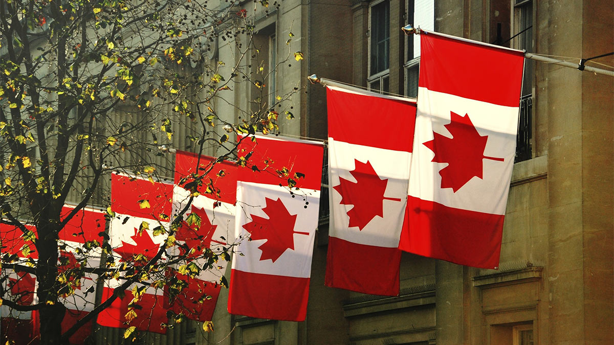 Флаги на здании правительства Канады