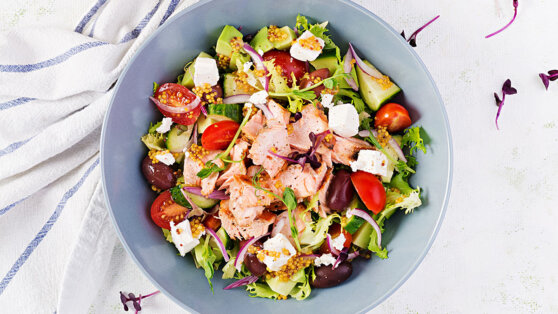 30 минут на кухне: греческий салат с красной рыбой