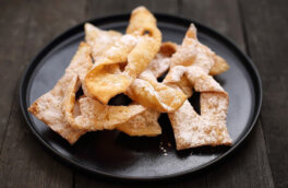 Классическое лакомство: хрустящий хворост в сахарной пудре