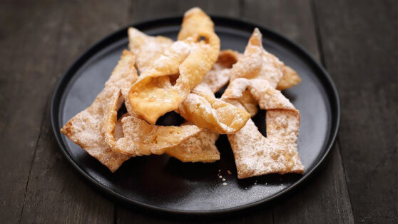 Классическое лакомство: хрустящий хворост в сахарной пудре