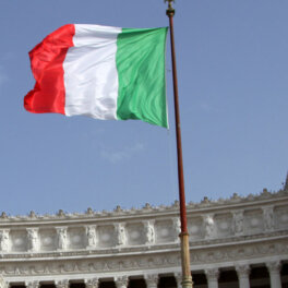 Глава Минобороны Италии призвал оставить возможность переговоров по Украине открытой