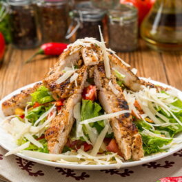 30 минут на кухне: теплый салат с курицей, овощами и сыром, как в ресторане