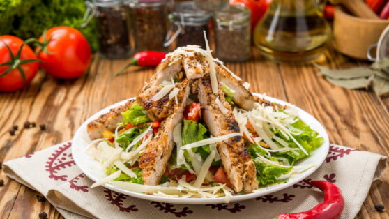 30 минут на кухне: теплый салат с курицей, овощами и сыром, как в ресторане