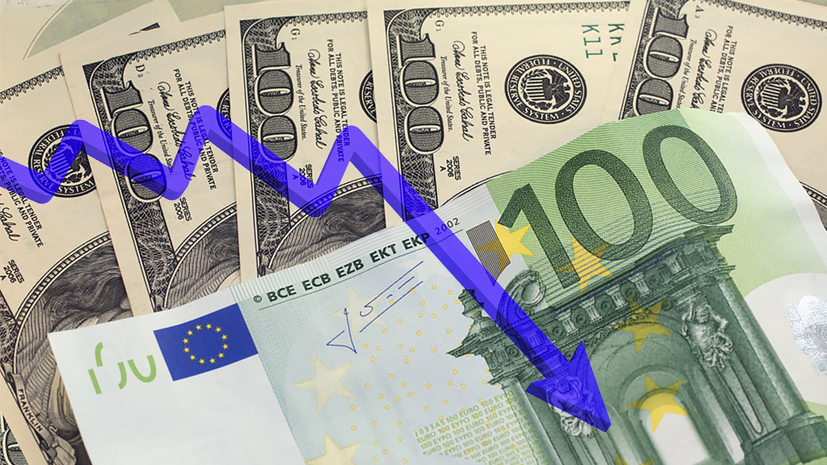 Курс евро опускался ниже 57 рублей впервые с июля