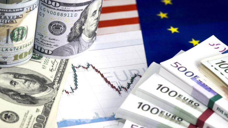 Официальные курсы доллара и евро снизились более чем на 7 рублей