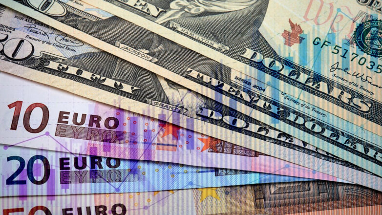 Доллар и евро на Московской бирже завершили торги ниже исторического максимума