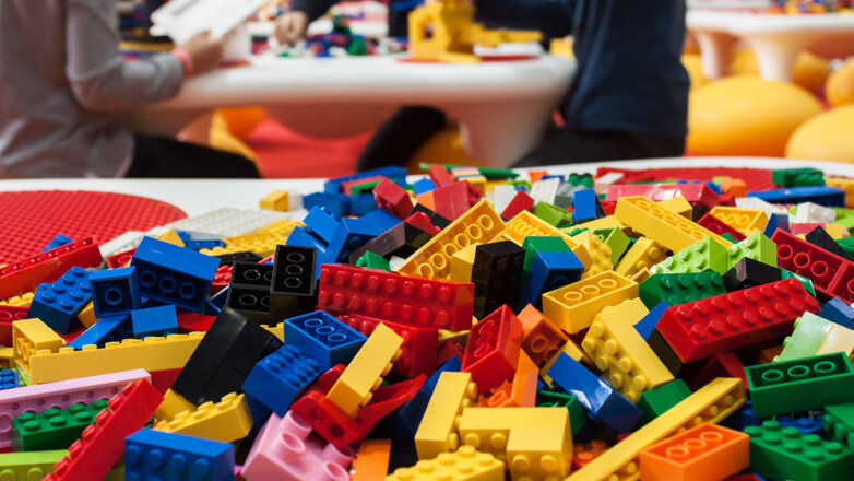 Компания Lego приостановила поставки в Россию