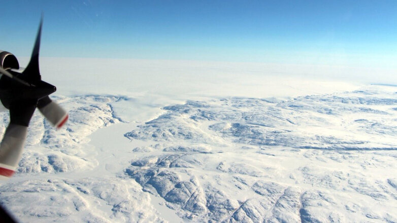 Ученые "состарили" гигантский кратер в Гренландии