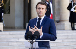 Президент Франции Макрон назвал украинских беженцев крупнейшим вызовом для Европы