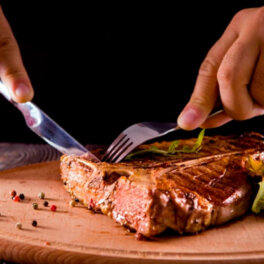 Как сделать любое мясо сочным при жарке: простая хитрость с одной добавкой