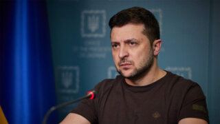 Зеленский пригрозил, что гуманитарные коридоры могут понадобиться россиянам