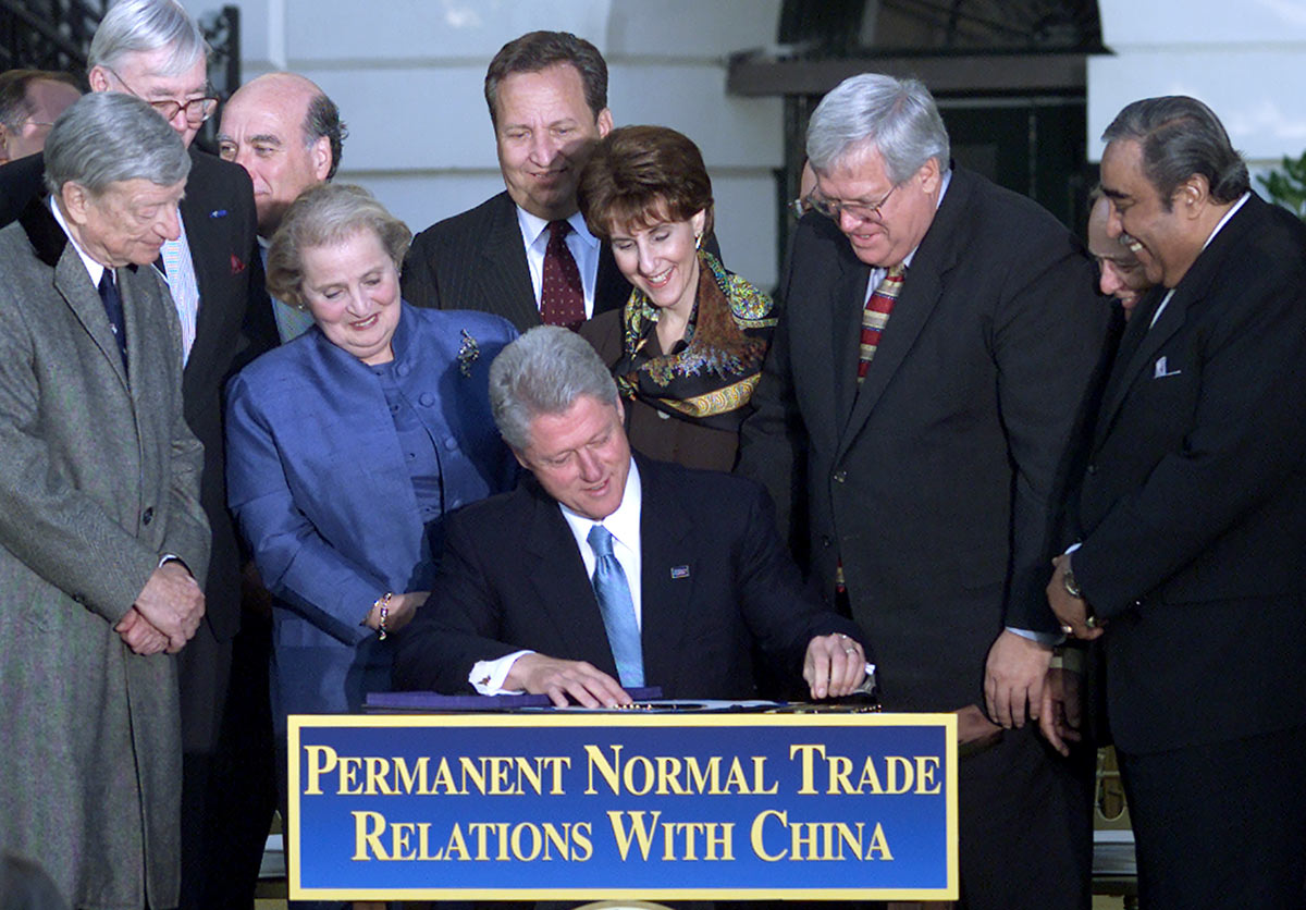 Билл Клинтон подписывает законопроект о торговых отношениях с Китаем