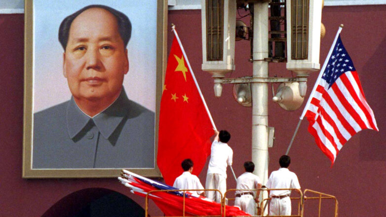 Флаги США и Китая на фоне портрета Мао Цзэдуна