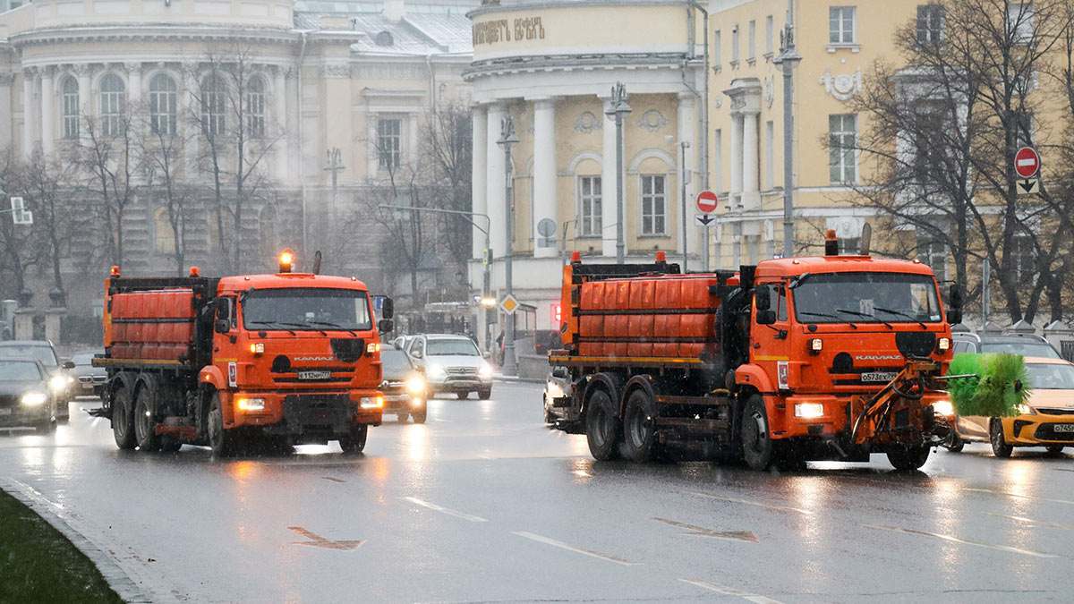 Работа коммунальных служб на улицах в центре Москвы