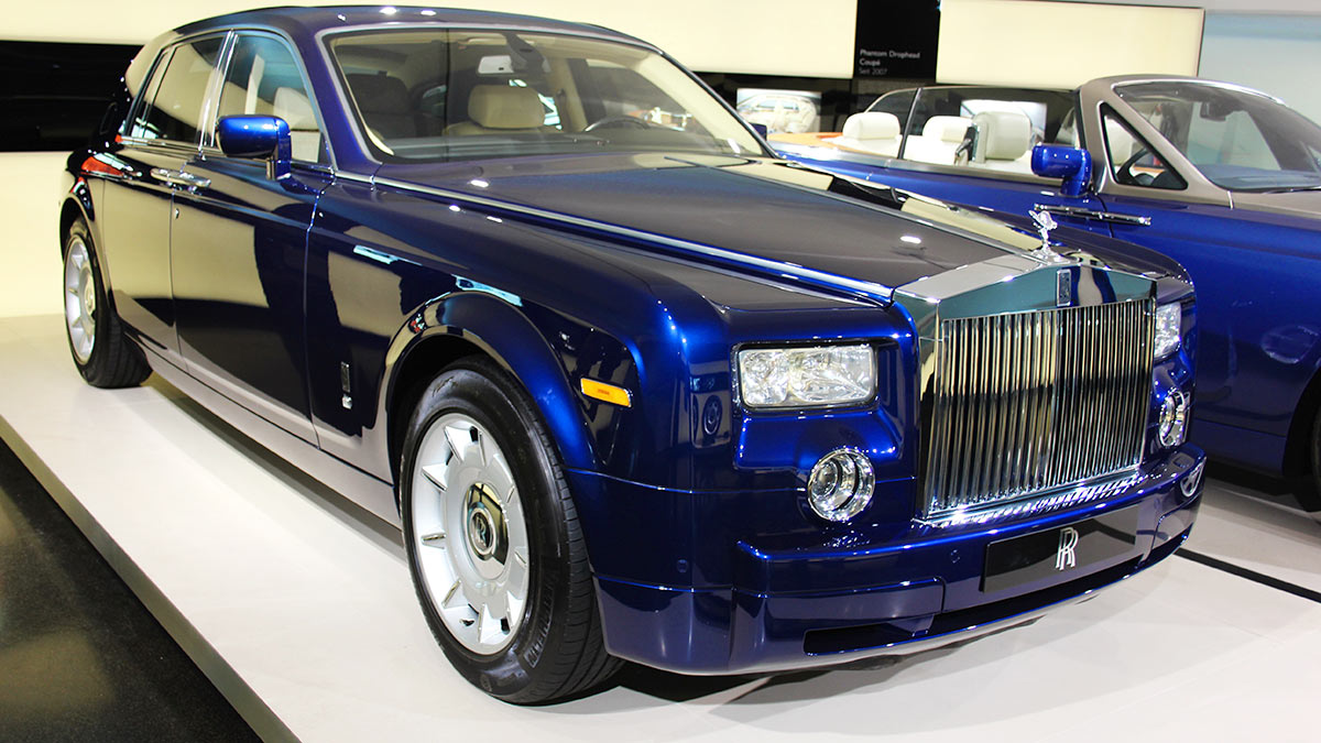Британский Rolls-Royce приостановил поставки автомобилей в Россию