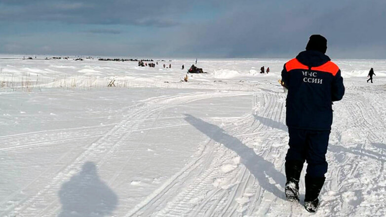 50 рыбаков находятся на оторвавшейся льдине в Сахалинской области