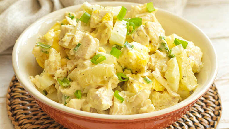 30 минут на кухне: рецепт салата с курицей и ананасами