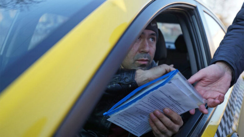 СПЧ предложил разрешать работу в такси только водителям с российскими правами