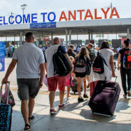 Авиакомпании задерживают рейсы из Антальи