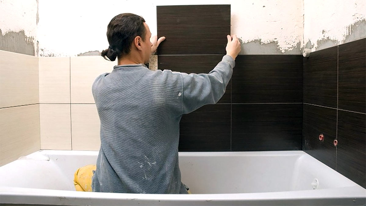 Укладка керамической плитки на стену. Укладка плитки на стену. Укладка плитки в ванной. Как класть мозаичную плитку на сетке на стену. Плитка на стену.