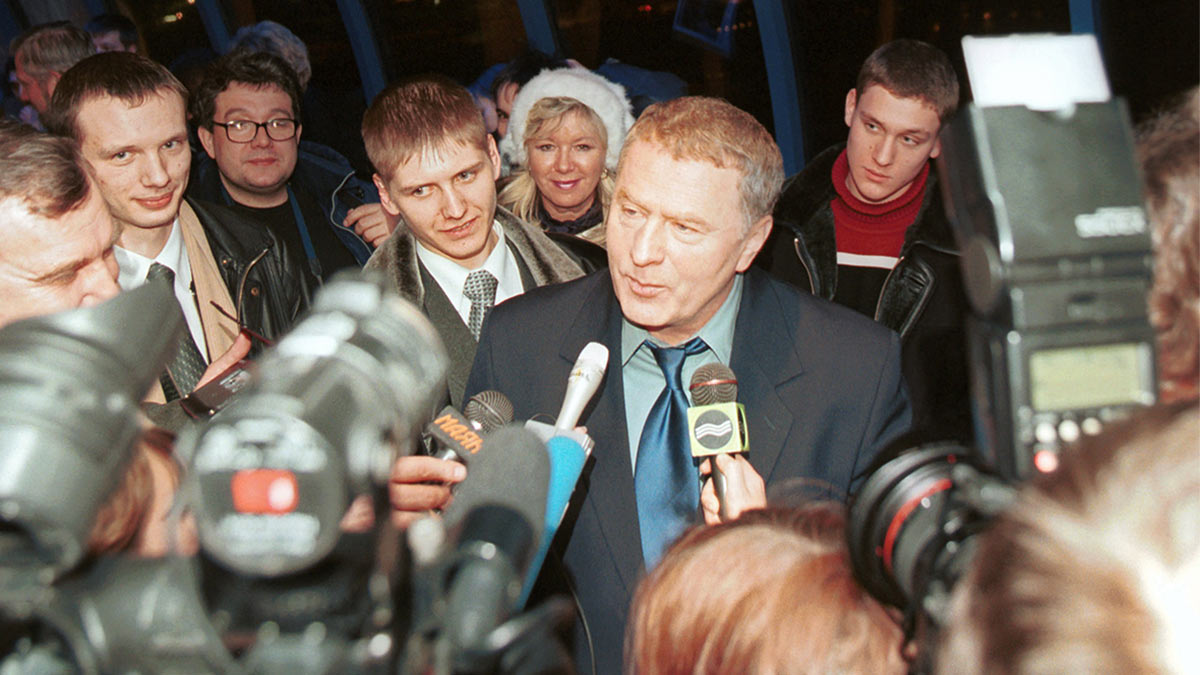 Владимир Жириновский в окружении журналистов, 2002 год