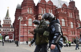 На Манежной площади в Москве прошли задержания участников незаконной акции