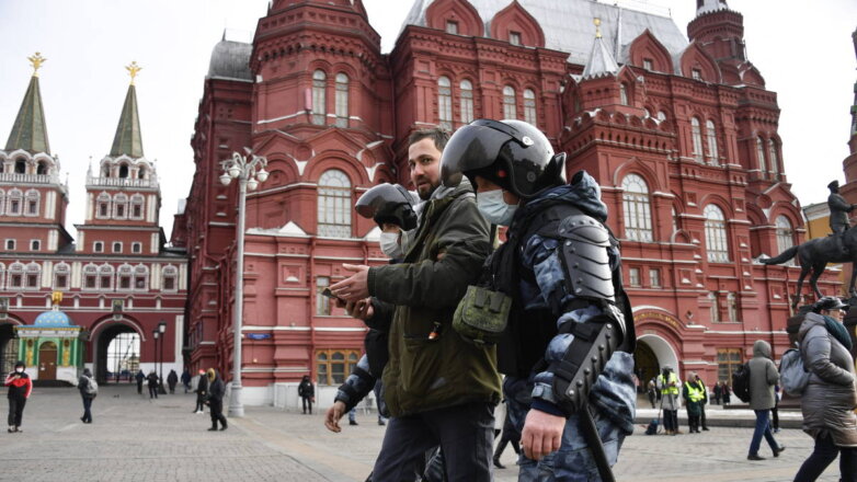 На Манежной площади в Москве прошли задержания участников незаконной акции