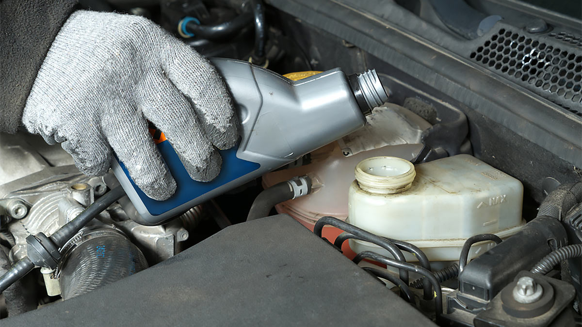 Тормозная жидкость в автомобиле: типы и когда ее нужно менять
