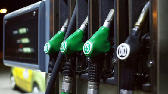 Бензин в России начал дешеветь