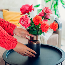 Что добавить в воду, чтобы цветы дольше стояли в вазе: дешевые способы