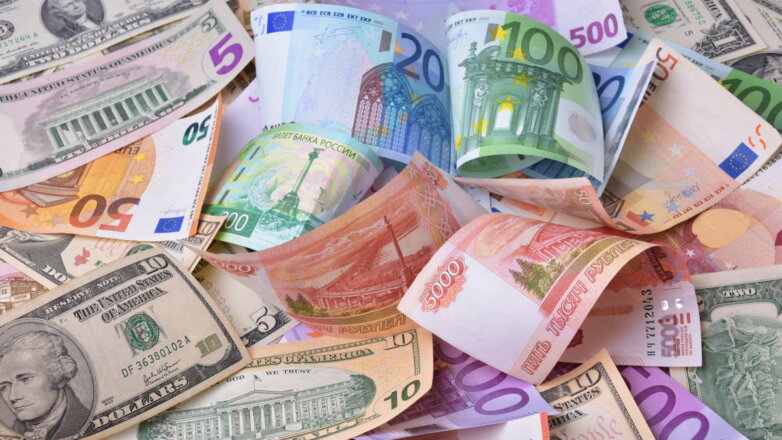Официальные курсы доллара и евро снизились менее чем на рубль