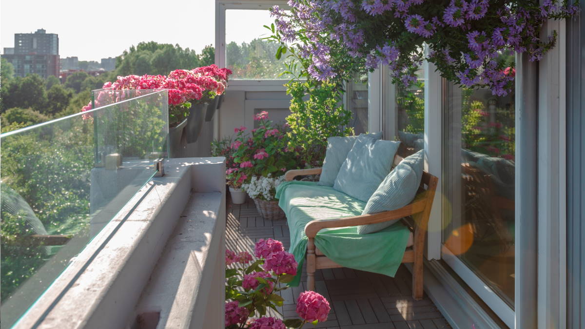 диван на балконе