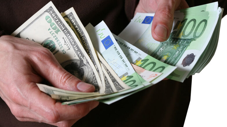 Россиянам объяснили новый порядок покупки наличной валюты