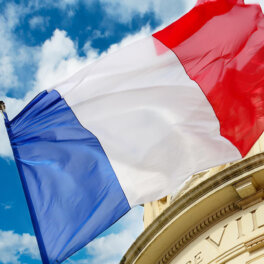 Крайне правые лидируют на парламентских выборах во Франции